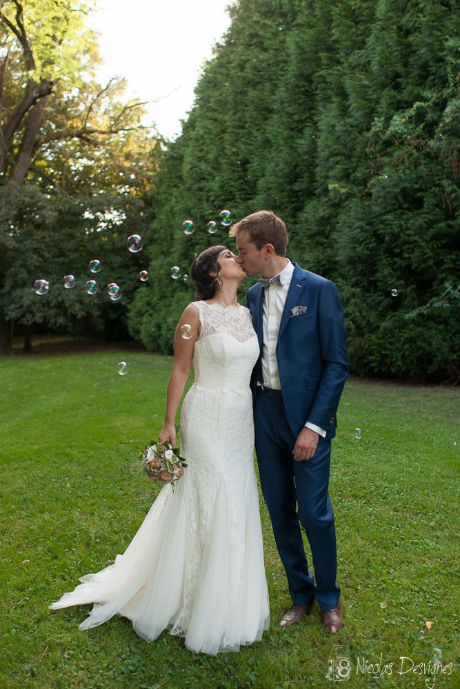 Mariage à la Gentilhommière d'Artres 12 couple s'embrassant