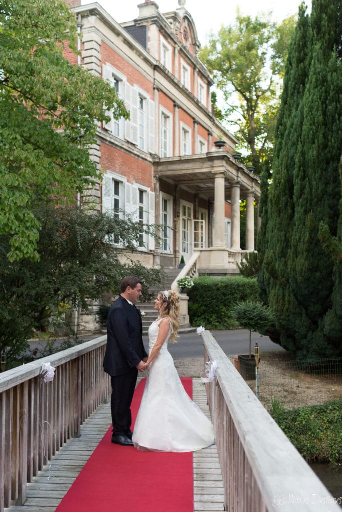 Mariage au château de Philiomel - Lillers 16 couple pont tapis rouge mariage