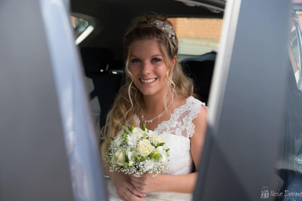 Mariage au château de Philiomel - Lillers 4 mariée souriante bouquet Lille