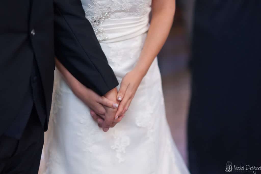 Mariage au château de Philiomel - Lillers 9 Emotion mains tenues cérémonie mariage église Houchain