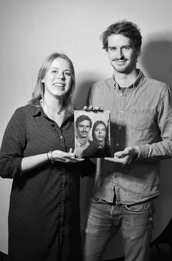 Votre portrait au collodion humide 3 couple affichant leur photo ancienne